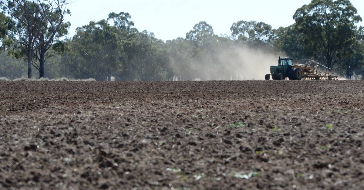 A long, hot, dry autumn and difficult market prospects for dairy, cotton and grain producers has dented earnings confidence in the sector, but many farmers still plan to buy more farmland. 