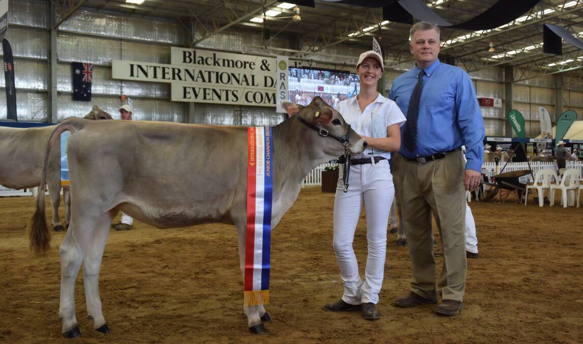 Sarah Legge and American judge Paul Trapp with the junior champion Brown Swiss Kit Brookings Spencer, bred and owned by Kit Davidson, Finley, NSW.