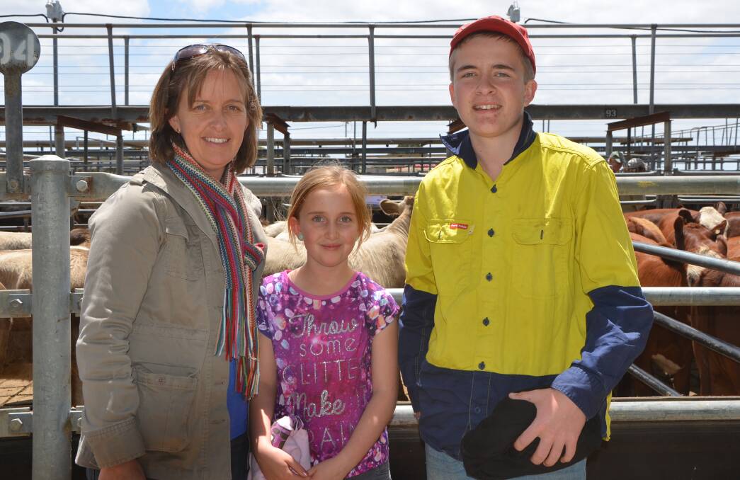 QUICK SALE: Kate, Abby and Benjamin Murray, Parndana, KI, sold store steers and heifers at Strath, before heading to the cricket. Their Angus steers made up to $1120.