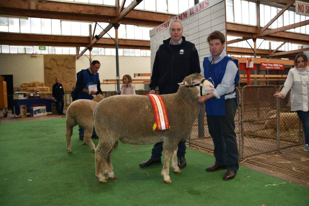 STELLA RAM: Prime SAMM judge Ike Ashby, Mount Alma Dohnes, Coonalpyn, with the Lawral Park supreme exhibit and stud prinipal Campbell Lawrie. 