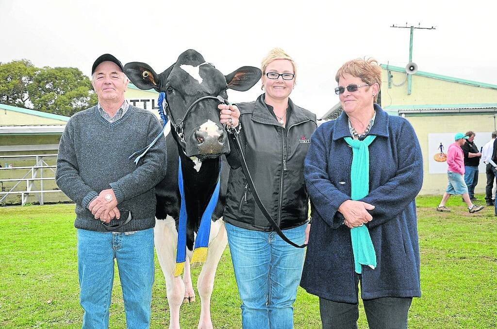 ALL SMILES: Owners of the senior champion female Bill and Jo Thompson, Allendale East, flank breeder Viriginia Ewing, Kalangadoo, who holds champion Edenburg Toystory Lovely. The Thompsons bought the cow from Virginia and her husband Simon about seven years ago.
