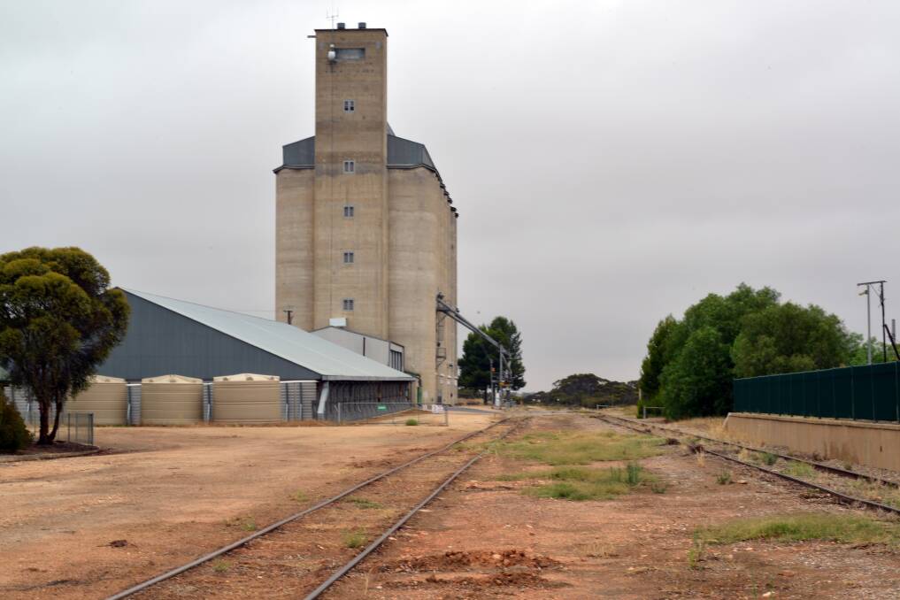 Mallee farmers want answers about the future of the region's two rail lines, while Viterra and Genesee & Wyoming say negotiations over track use are ongoing.