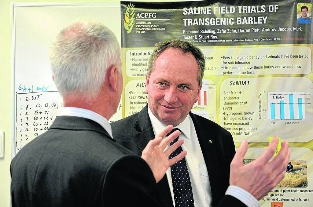 Federal agriculture minister Barnaby Joyce gets a rundown on the research being conducted at Urrbrae's Plant Genomics Centre.
