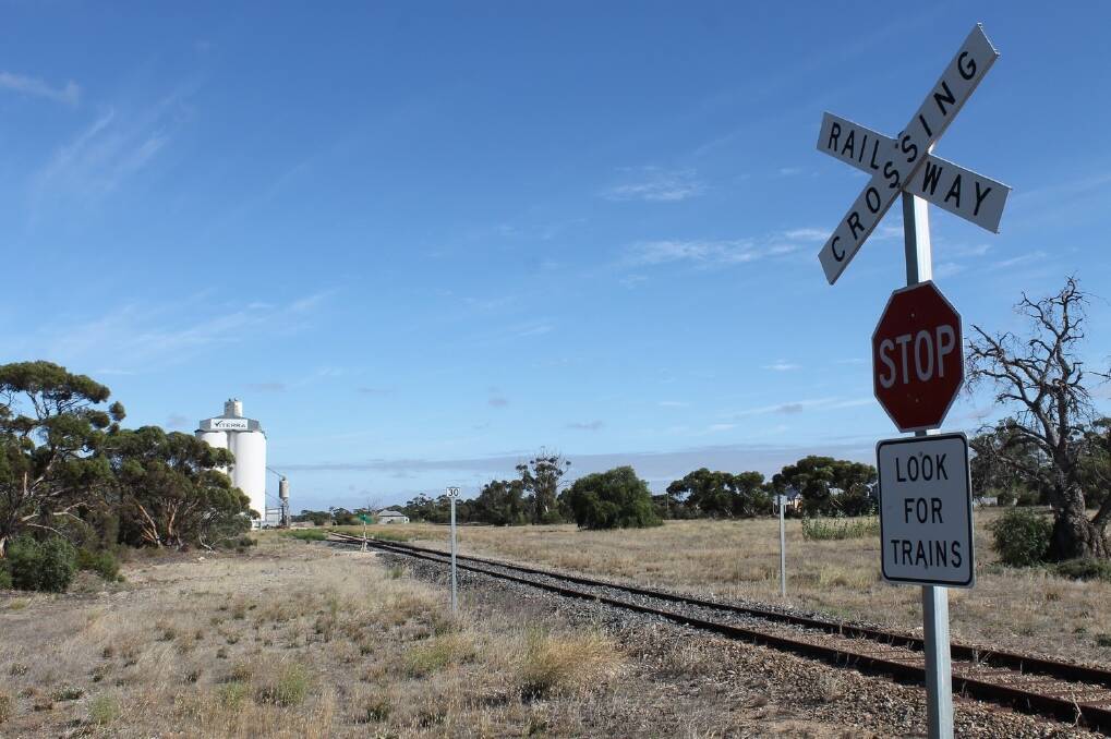 Viterra will stop moving grain via the Mallee rail line at the end of July, when their agreement with Genesee & Wyoming Australia expires.