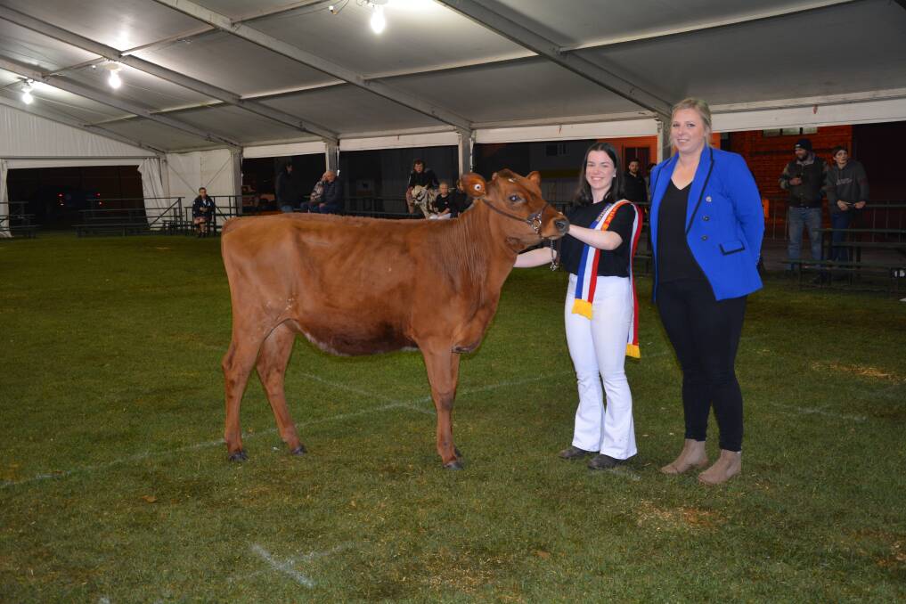 Dairy state young handlers champion Lucy Newman with judge Caitlin Hentschke. Picture supplied.