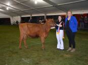 Dairy state young handlers champion Lucy Newman with judge Caitlin Hentschke. Picture supplied.