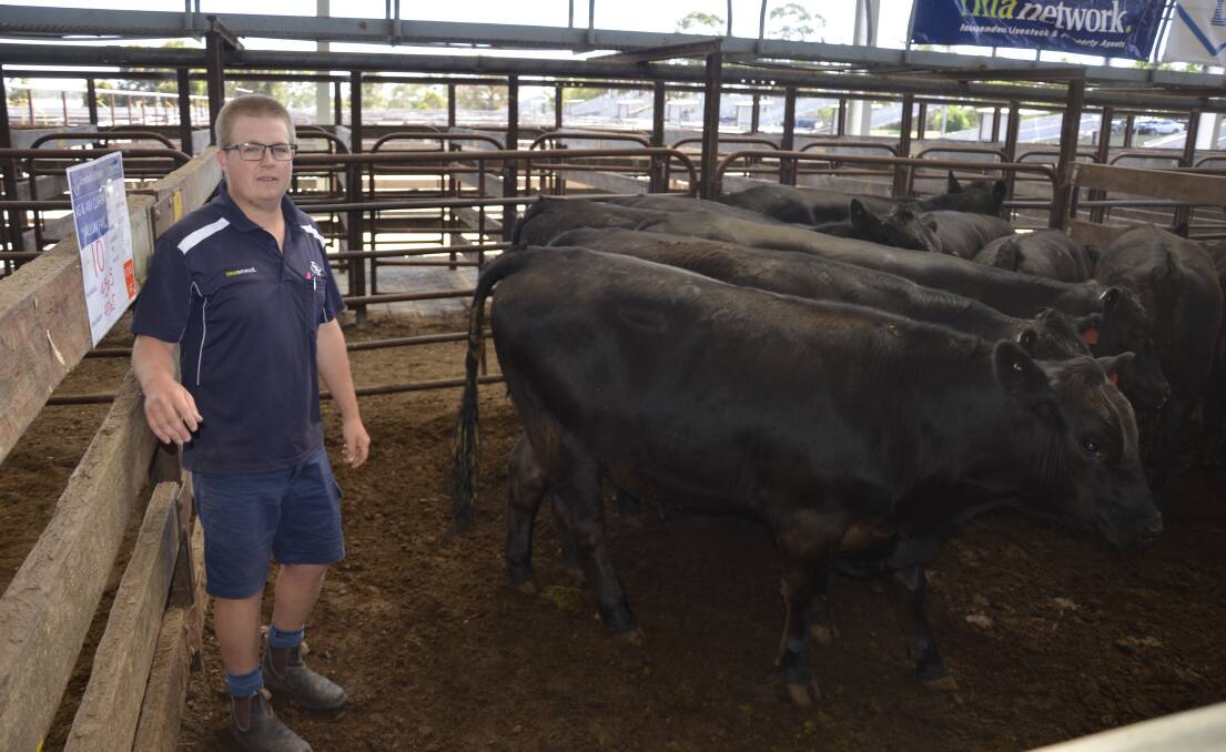 Thomas DeGaris & Clarkson Penola agent Sam Hill with Yallum Park's 10 Angus steers that made $1433.