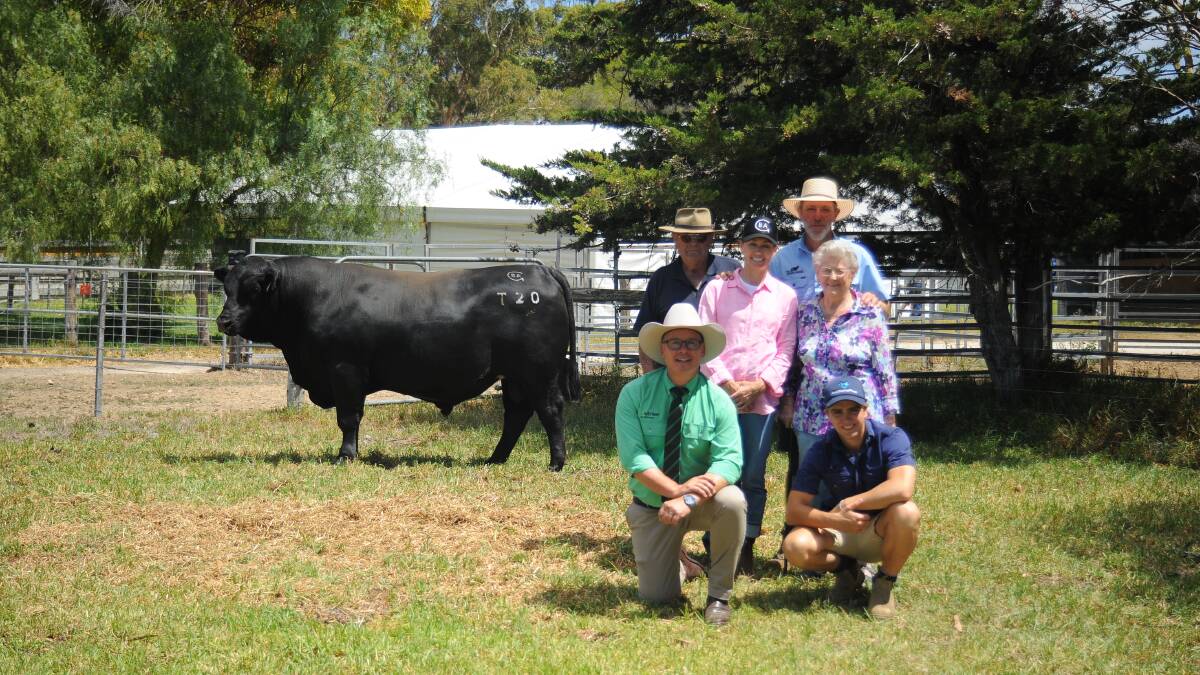 Glatz's Black Angus vendors Ben, Samantha and Jack Glatz, buyers Mark and Leah Jacob, Colac, Vic, and Nutrien stud stock's Gordon Wood with Black Angus 38 Special T20.