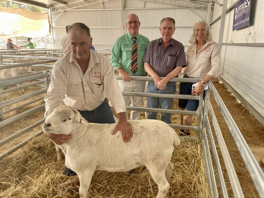 The top-priced Cliffs Composite sold for $3300. Pictured are The Cliffs stud principal Phil Thompson, auctioneer Peter Thomas, Nutrien Milling Thomas, Dubbo, buyer Geoff Burbidge, Binda, and Judi Thompson, The Cliffs. Picture by Rebecca Nadge 