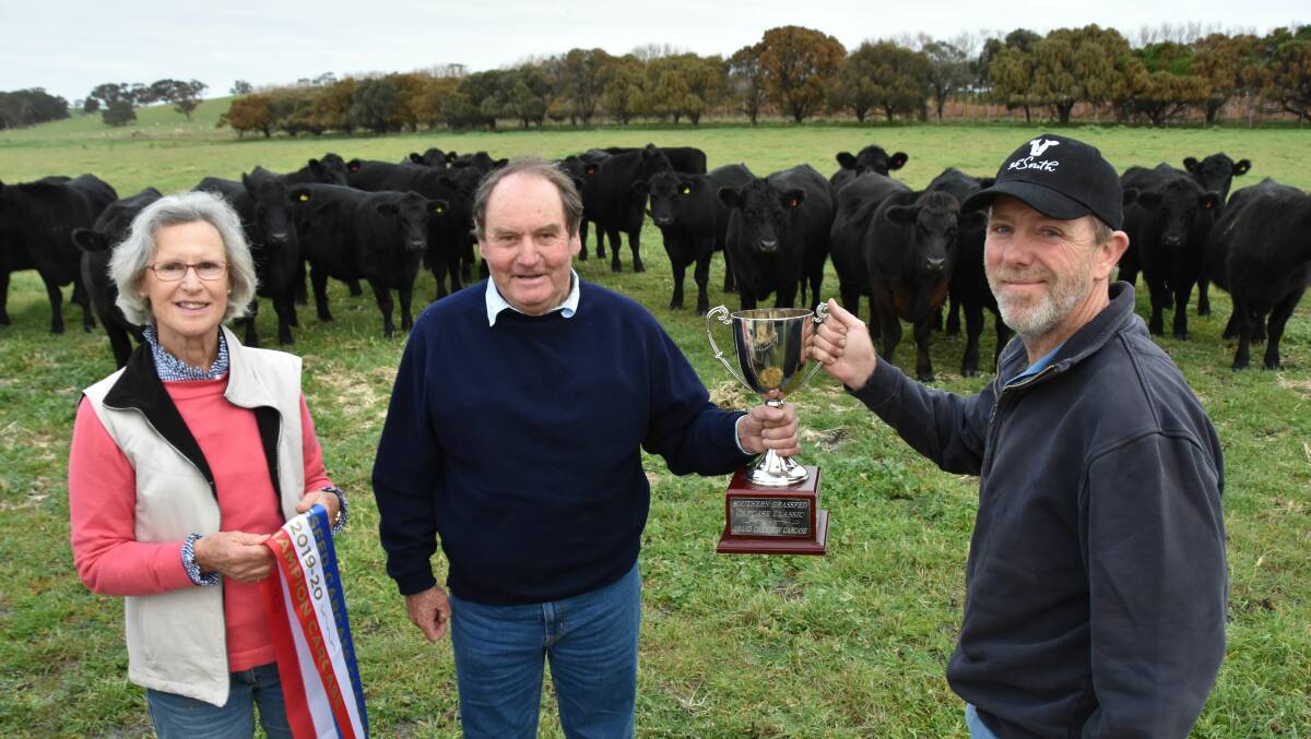 Southern Grassfed Carcase Classic chairman Ben Glatz (right) hands the grand champion carcase trophy to winners Penny and David Bayly, Stonehut Pastoral, Robe.