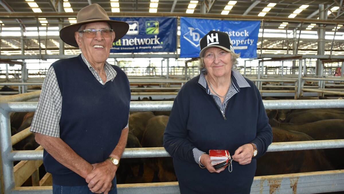 Lesley Davidson, Penola, pictured with her cousin Ian Fennell, also from Penola, sold two pens of Angus steers. The top 21, 425.48kg Nampara blds made $4.64/kg or $1974. Pictures by Catherine Miller.