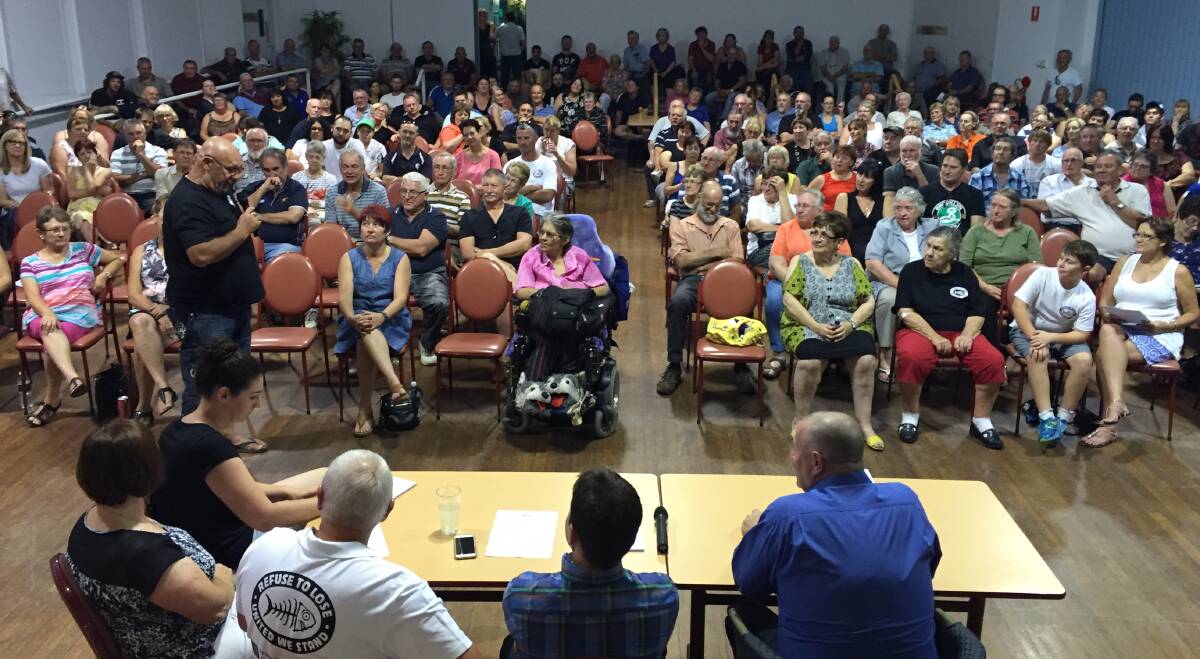 TURN OUT: Almost 300 people attended the Broken Hill & Darling River Action Group in Broken Hill last week, where a number of motions were passed to try and resolve the water shortage problem in the region. Photos: KEVIN STACEY