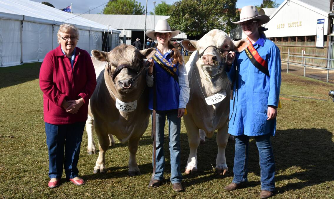 YOUNG HANDS: Sasher Libby Wiltshire, Strathalbyn, with winner Jacqui Palk, Willow Rest Square Meaters, Eden Valley, and runner-up Amelia Wilson, Grace Plains Charolais, Grace Plains.