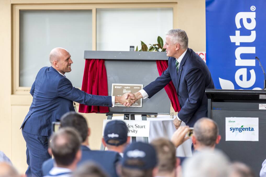 Syngenta Australasia Head of Seedcare Will Salter receives a warm ‘congratulations’ from the Deputy Prime Minister of Australia, the Hon. Michael McCormack MP.