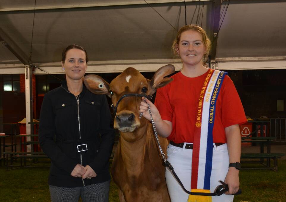 NZ BOUND: Judge Lisa McKay, Irrewillipe, Vic, with champion young dairy handler Courtney Afford, Woods Point, holding heifer Billaview Burdette Jazmine.