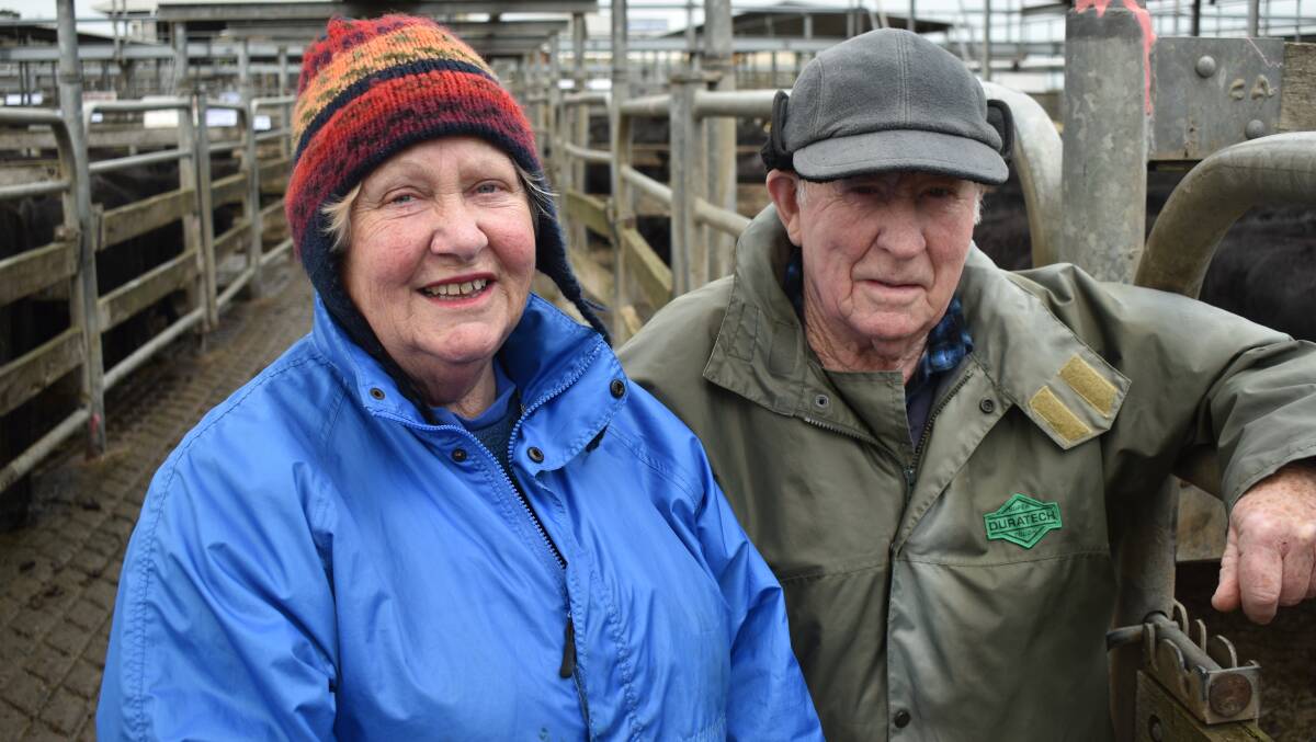 Ros and Jim Thomson, Allansford, were on the lookout for steers to take home at Warrnambool. Photo by Alastair Dowie.