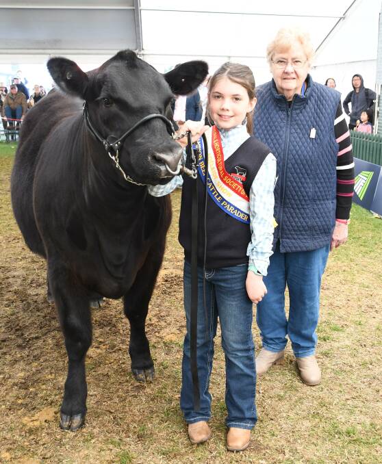 Elle Davies was presented her beef junior paraders champion ribbon by Elizabeth Wiltshire.